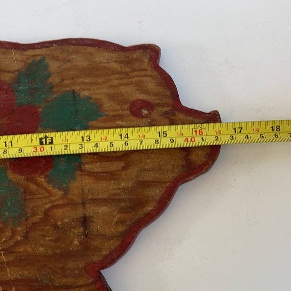 Vintage wood pig cutting board folk art painted red strawberries grapes - Picture 12 of 15